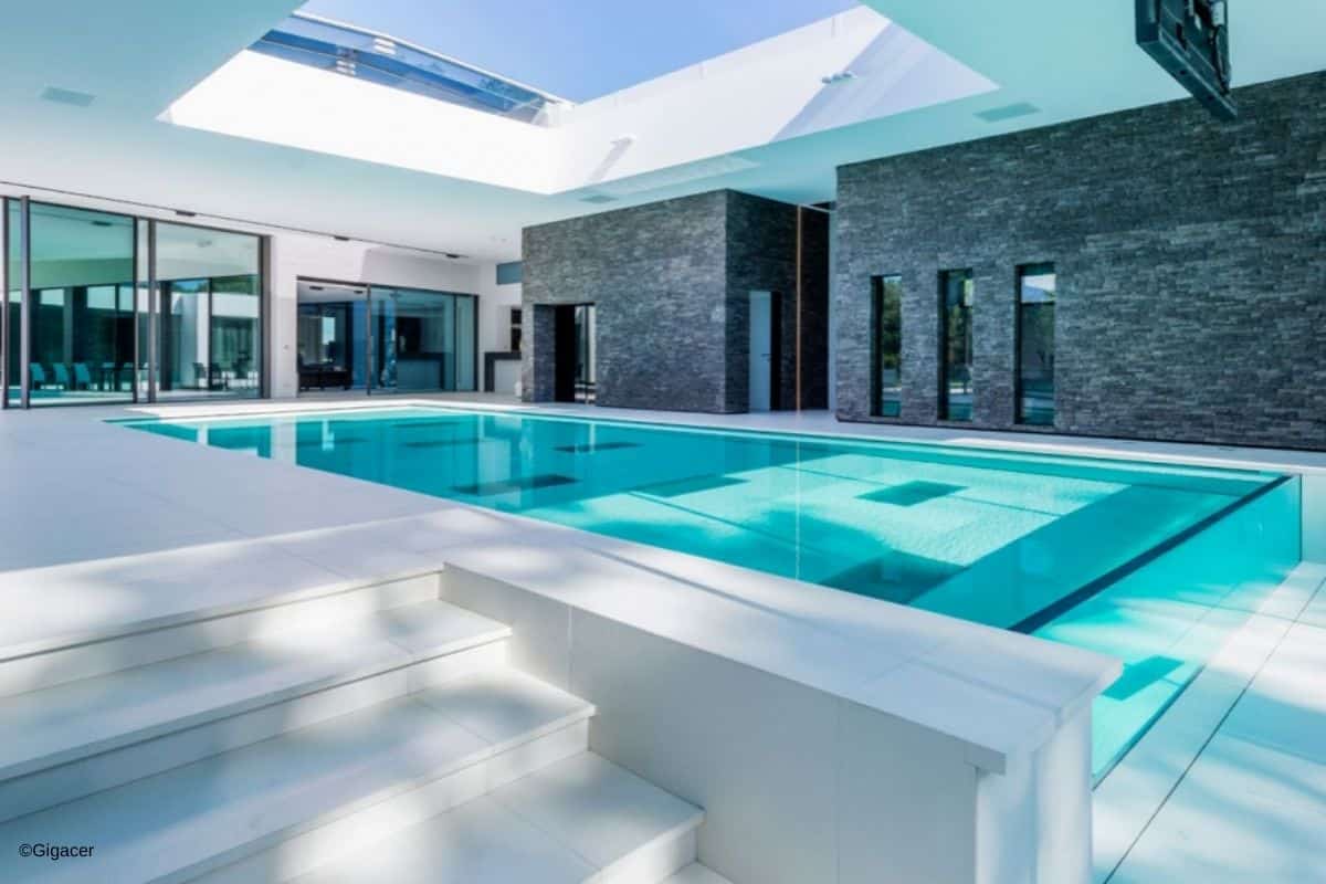 gigacer-concrete-rutschfeste-fliesen Gigacer Fliesen Concrete mit Rutschhemmung an der Treppe neben einem Swimmingpool