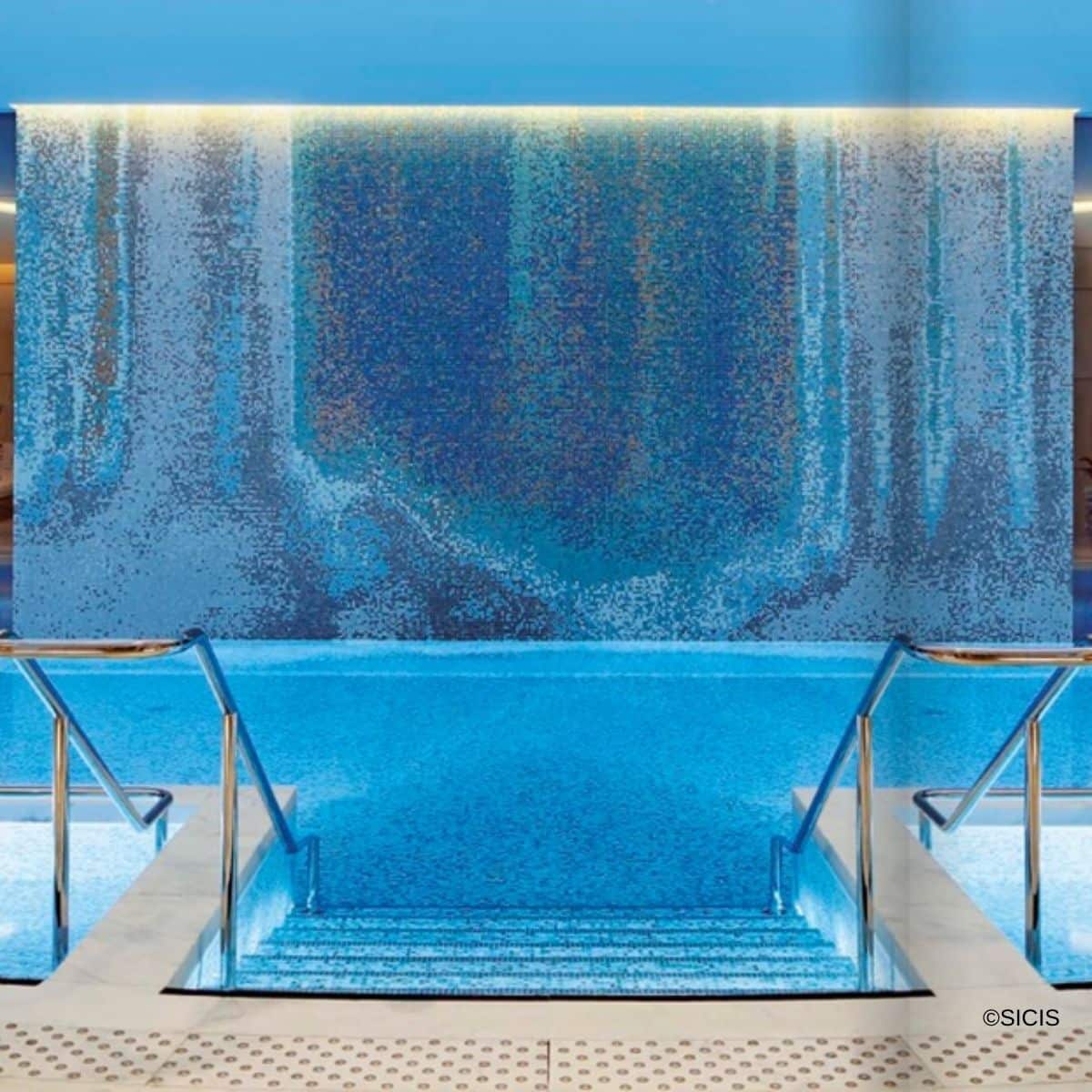 sicis-mosaikfliesen-firefly Pool, dessen Becken und Rückwand in schillernd blauen Mosaikfliesen der Kollektion Firefly von SICIS gefliest sind