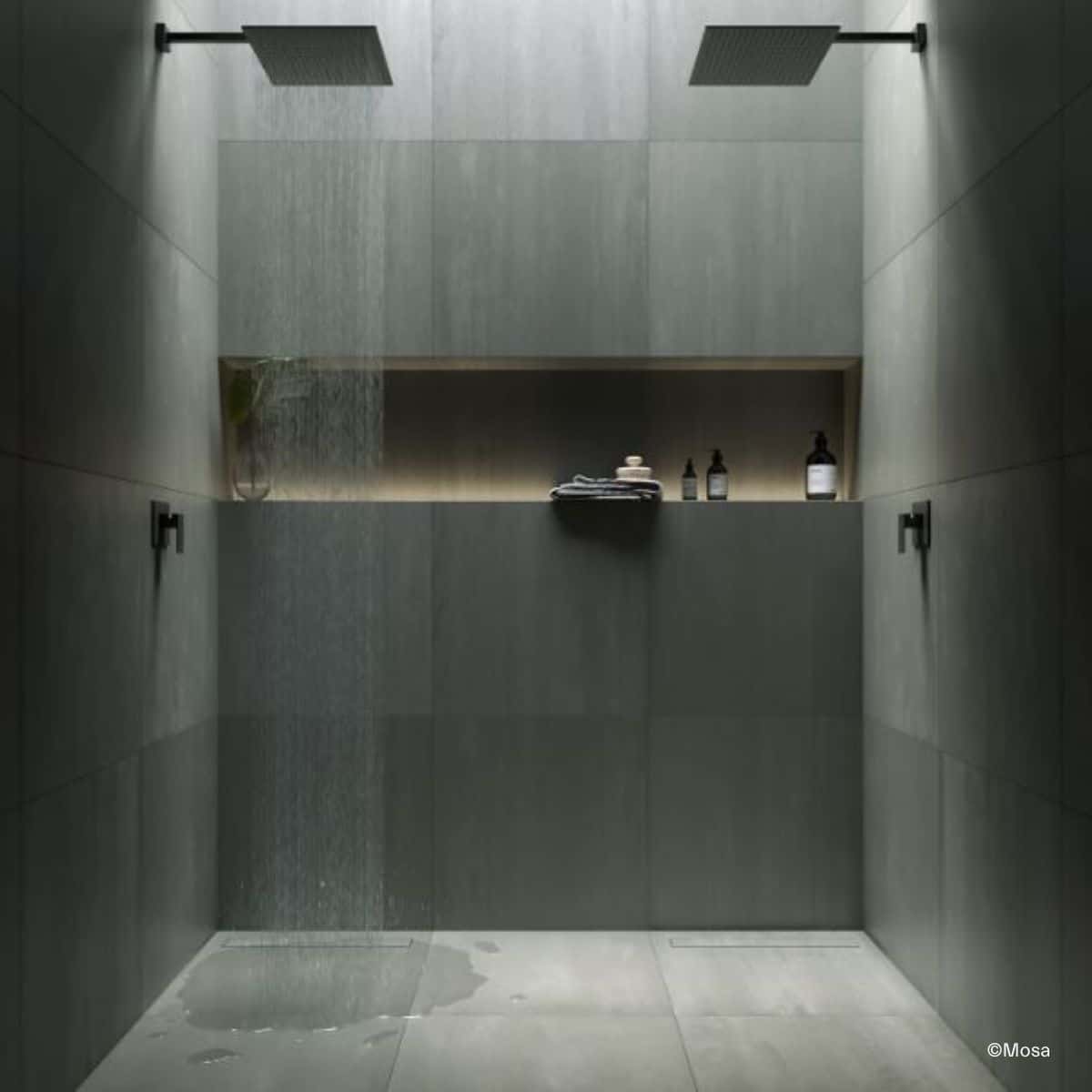 minimalistisch-grau gestaltete Doppel-Dusche mit Fliesen aus der Mosa Core Collection Terra und einer breiten, langen Wandnische für Duschutensilien