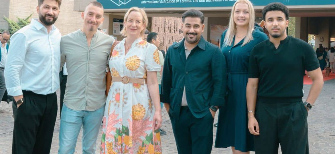 Das Team von Krüger Hannover vor dem Eingang der Fliesenmesse Cersaie 2026 in Bologna, Italien