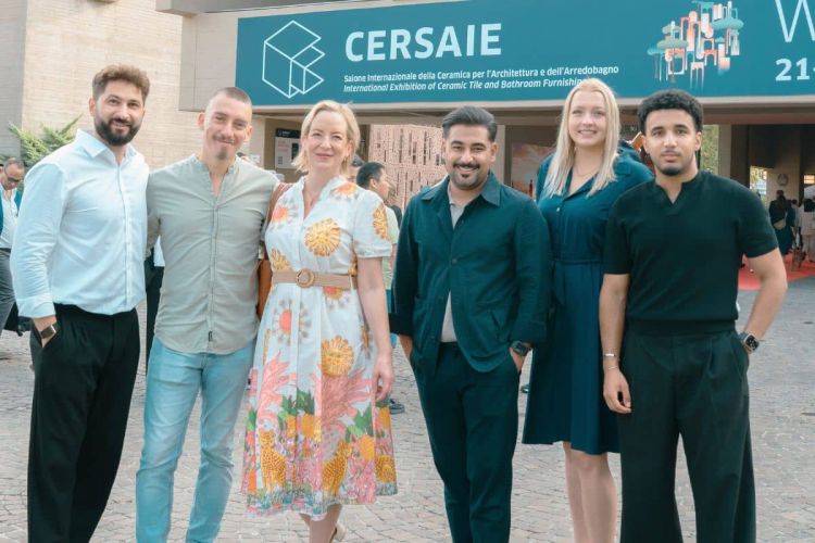 Das Team von Kr&uuml;ger Hannover vor dem Eingang der Fliesenmesse Cersaie 2026 in Bologna, Italien