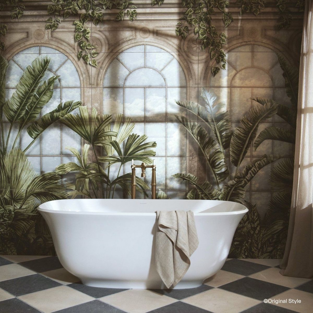original-style-palm-house Badezimmer mit freistehender Badewanne, an der Wand dahinter ein vollflächiges Fliesenbild aus Original Style Fliesen der Serie Palm House, dass das Interieur eines antiken Palmenhauses zeigt