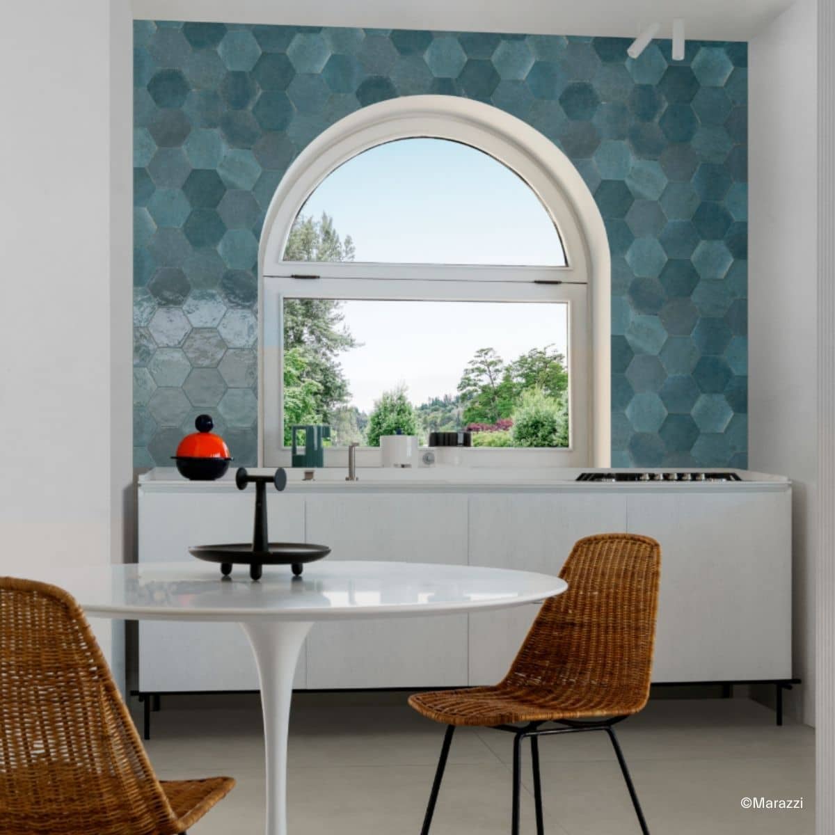 besonders geformte Fliesen der Serie Lume von Marazzi (Hexagonal-Fliesen in Blau)