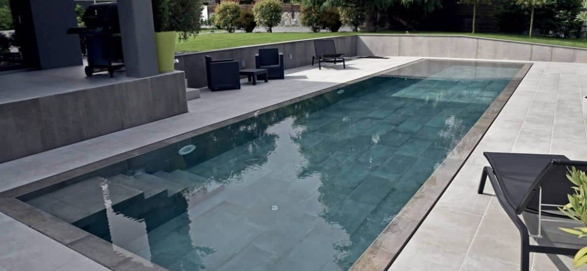 Pool, der voll umrandet ist mit Kronos Fliesen