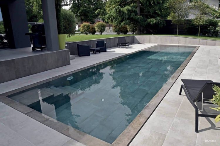 Pool, der voll umrandet ist mit Kronos Fliesen