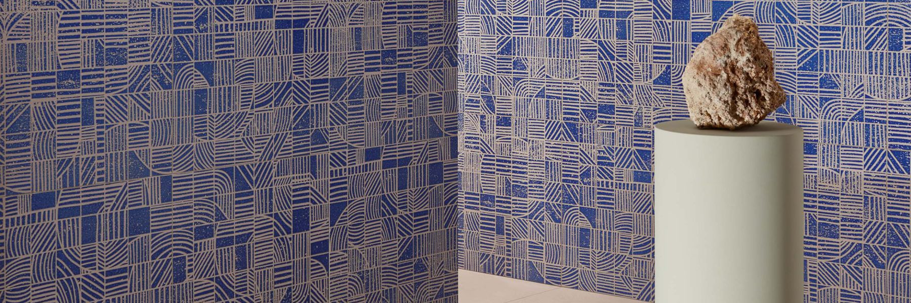mutina-mater-uni-beige-segno-blu Wände mit Mutina Fliesen der Kollektion Mater in Uni Beige und Segno Blu