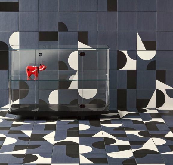 mutina-puzzle-smoke Wand- und Boden gefliest mit einem eklektischen, geometrischen Muster aus den Mutina Fliesen Puzzle