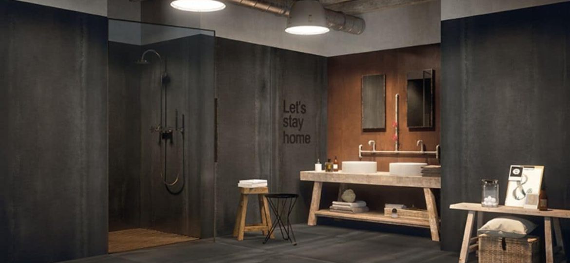 Bad im Industrial Style im Loft-Stil mit dunklen Metalloptik-Fliesen von Fondovalle an Boden und Wand und rustikalem Waschtisch