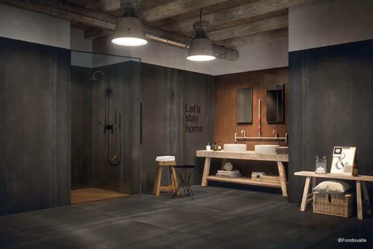 Bad im Industrial Style im Loft-Stil mit dunklen Metalloptik-Fliesen von Fondovalle an Boden und Wand und rustikalem Waschtisch