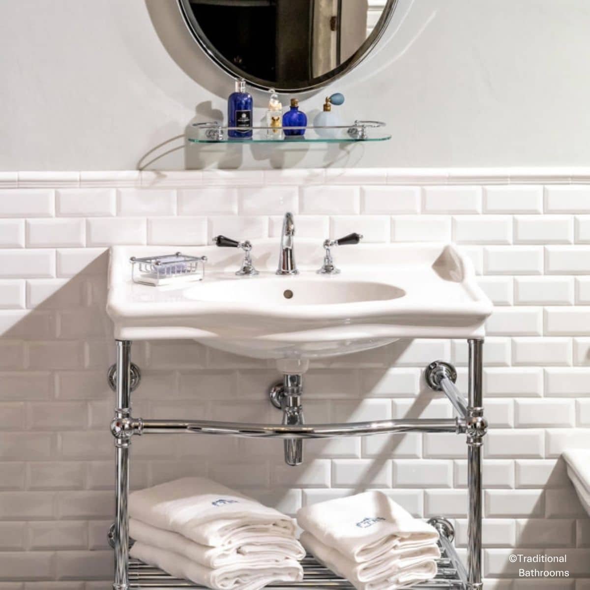 traditioneller, nostalgischer Waschtisch Belle Epoque von Hersteller Traditional Bathrooms mit weißer Keramikschüssel, antiker Zwei-Griff-Armatur und Ständer in Chromoptik