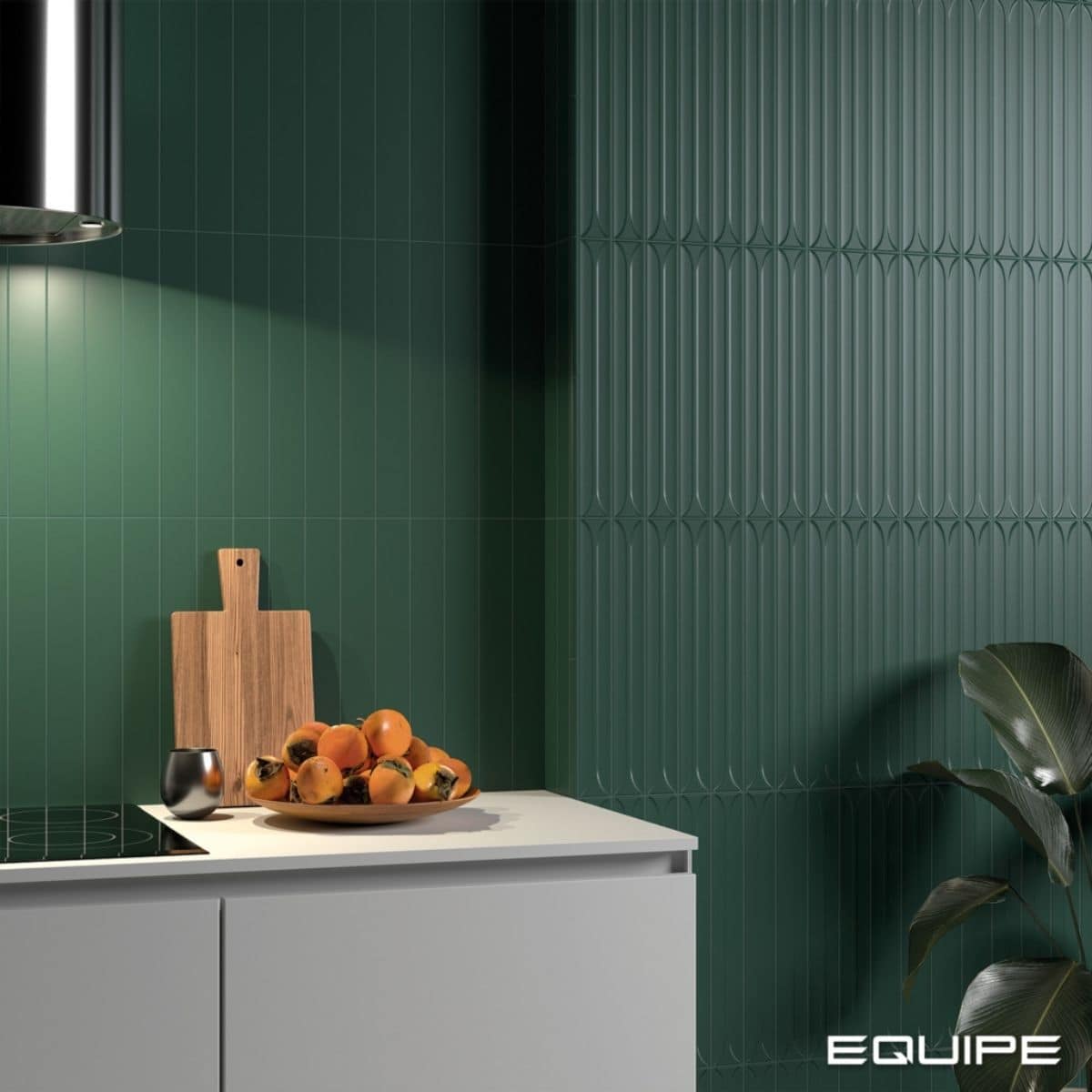 grüne Küchenrückwand aus den 3D-Effekt-Fliesen der Serie Hopp von Equipe