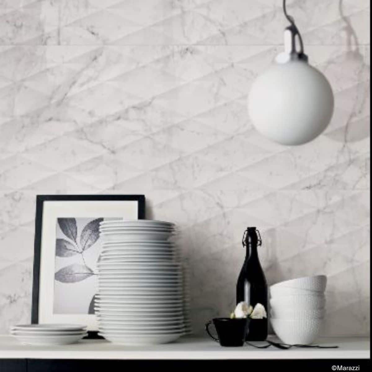 Fliesenspiegel aus Marazzi Allmarble Fliesen mit leichtem 3D-Effekt und heller Marmoroptik
