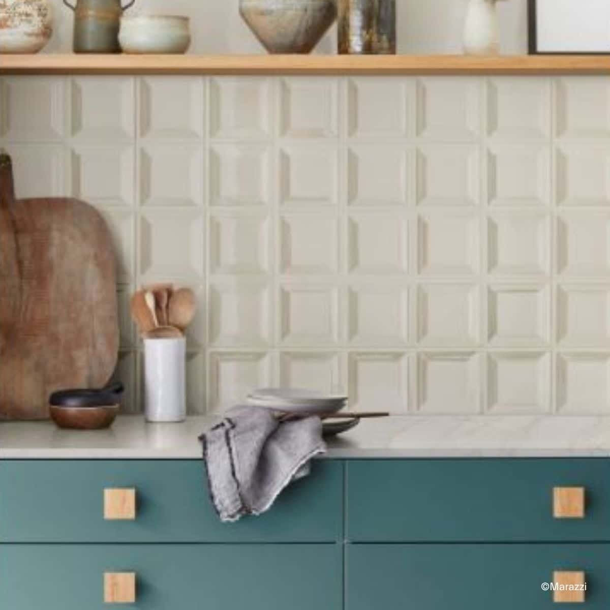 Küchenrückwand gefliest mit den quadratischen Fliesen der Marazzi-Serie Bliss, die einen 3D-Effekt aufweisen