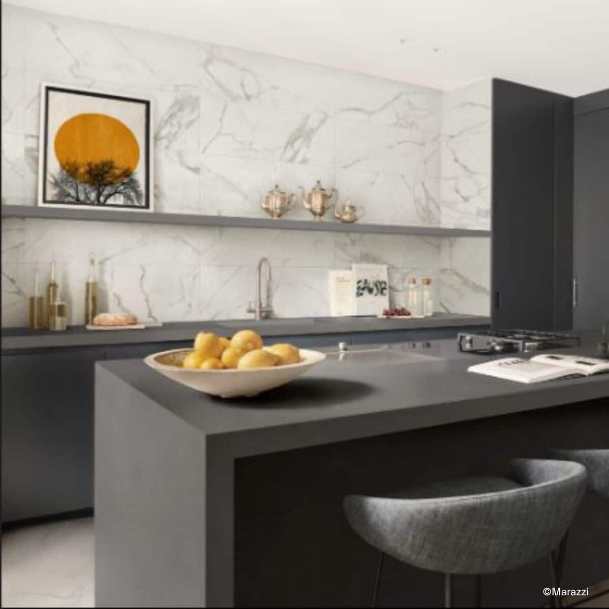 Fliesenspiegel in der Küche aus Marazzi Fabular Marmoroptik-Fliesen