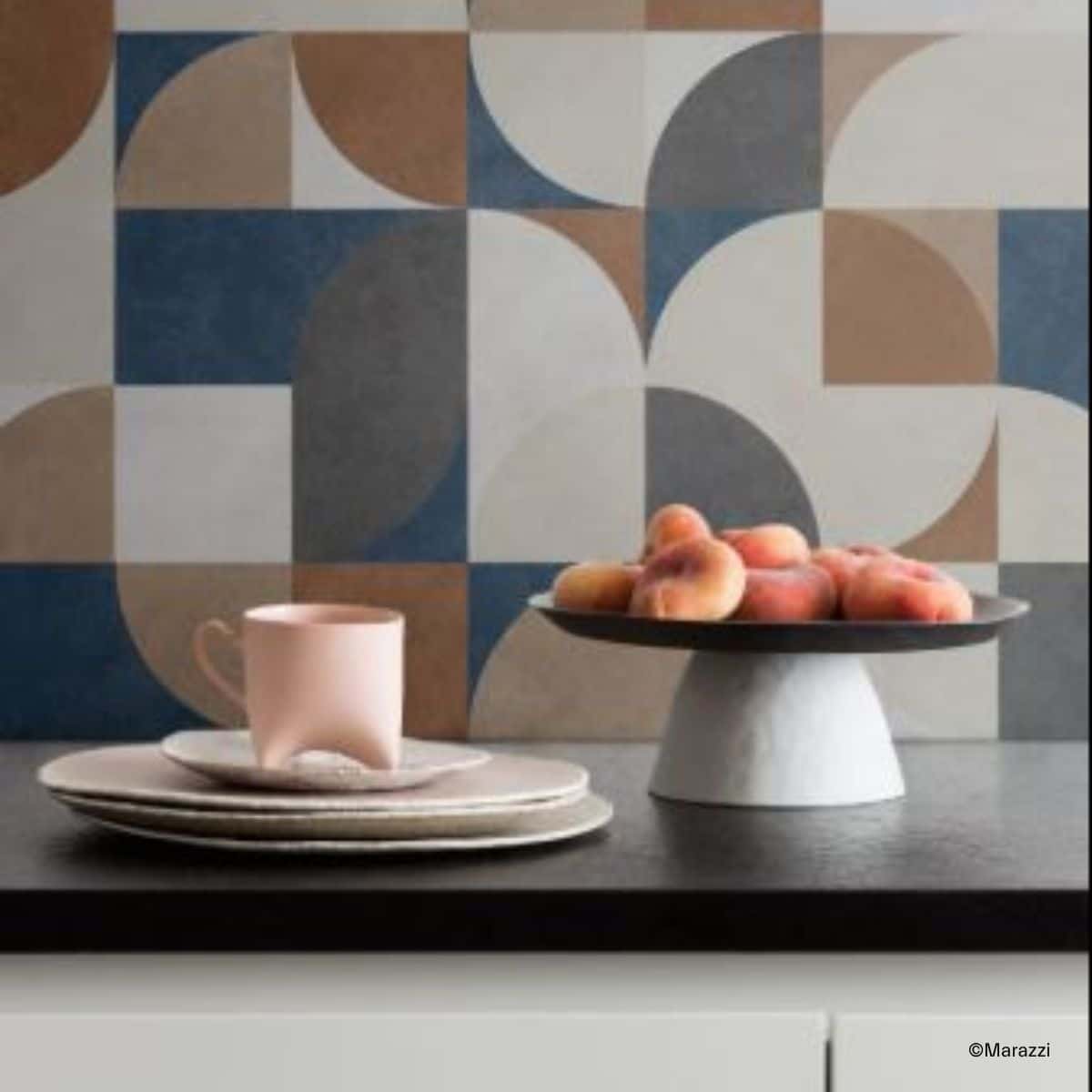 Fliesenspiegel aus den retro Muster-Fliesen der Serie Poster von Marazzi, die runde mit eckigen Formen in Farben wie Ocker, Beige, Blau und Grau verbindet