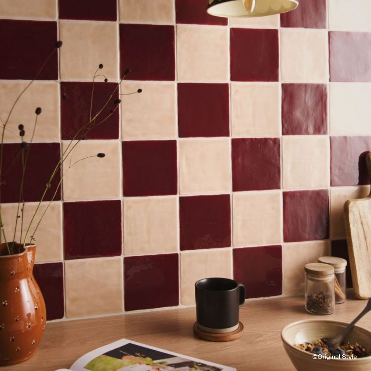 Küchenrückwand mit neu interpretiertem Schachbrettmuster in Rot aus den Original Style Fliesen Cosmopolitan Field