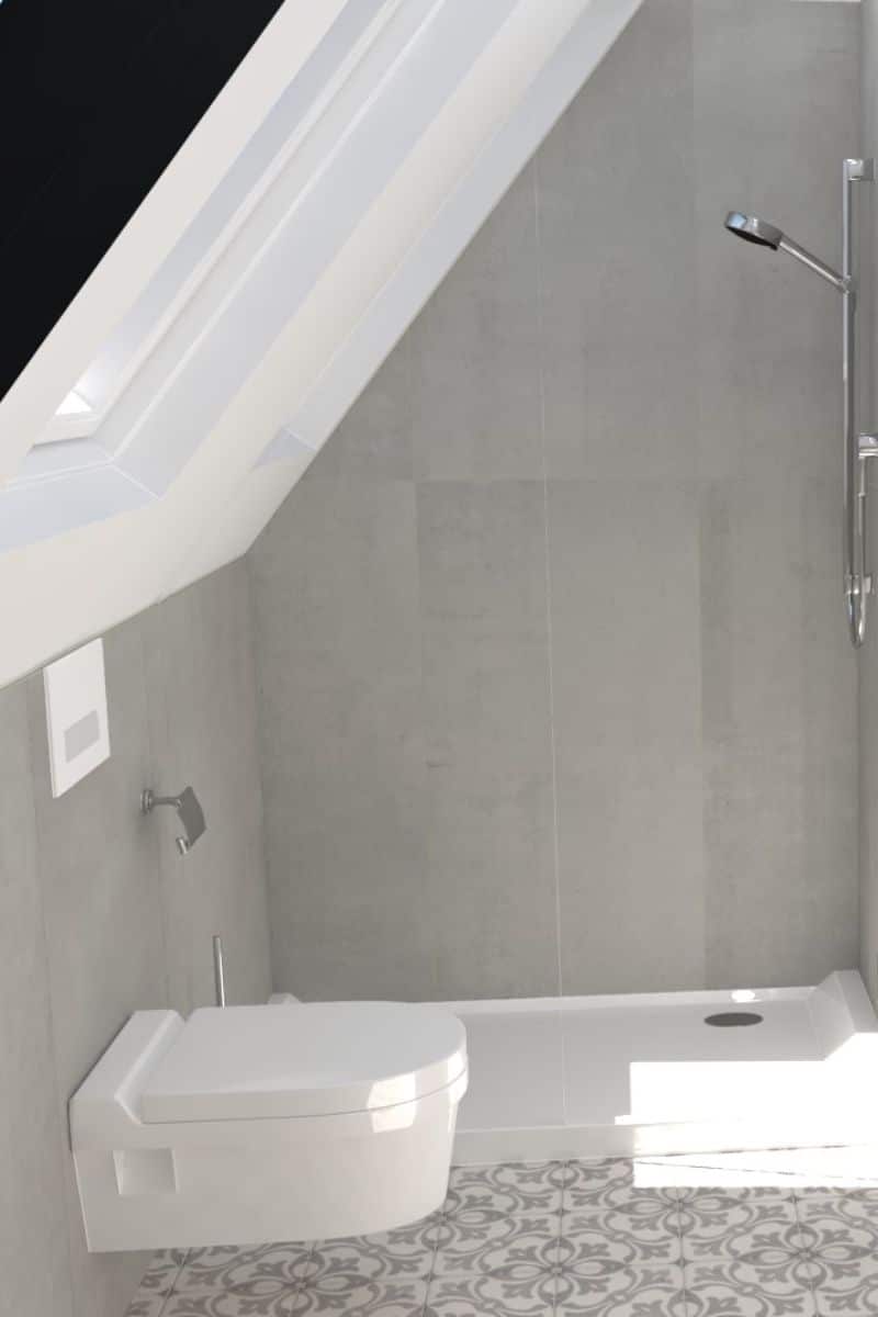 71 grau-weiß gestaltetes Bad mit WC und Dusche unter der Dachschräge