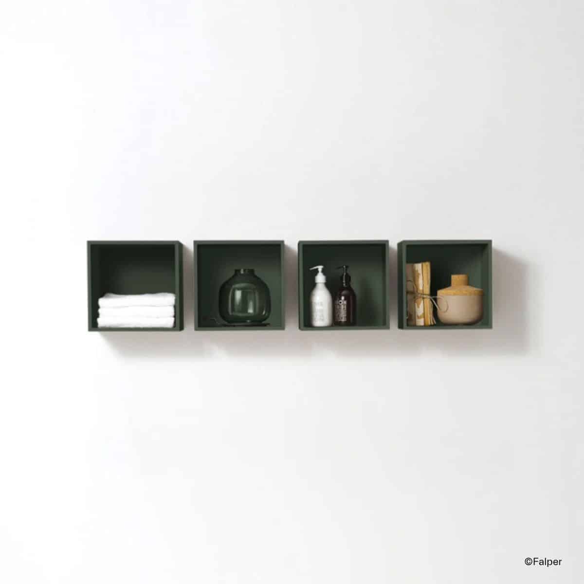 vier Würfel-Regalfächer aus der Falper Kollektion Quattro Zero, horizontal an der Wand arrangiert