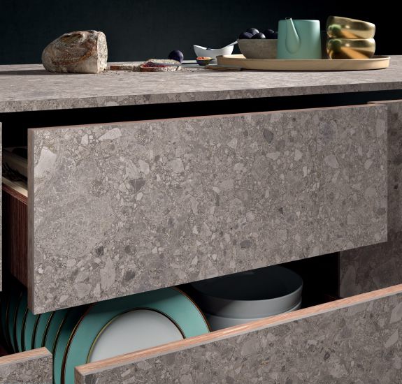 Cotto d'Este Fliesen der Natursteinoptik-Kollektion Pietra Diseo als Schubladenfronten und Arbeitsplatten einer Kücheninsel