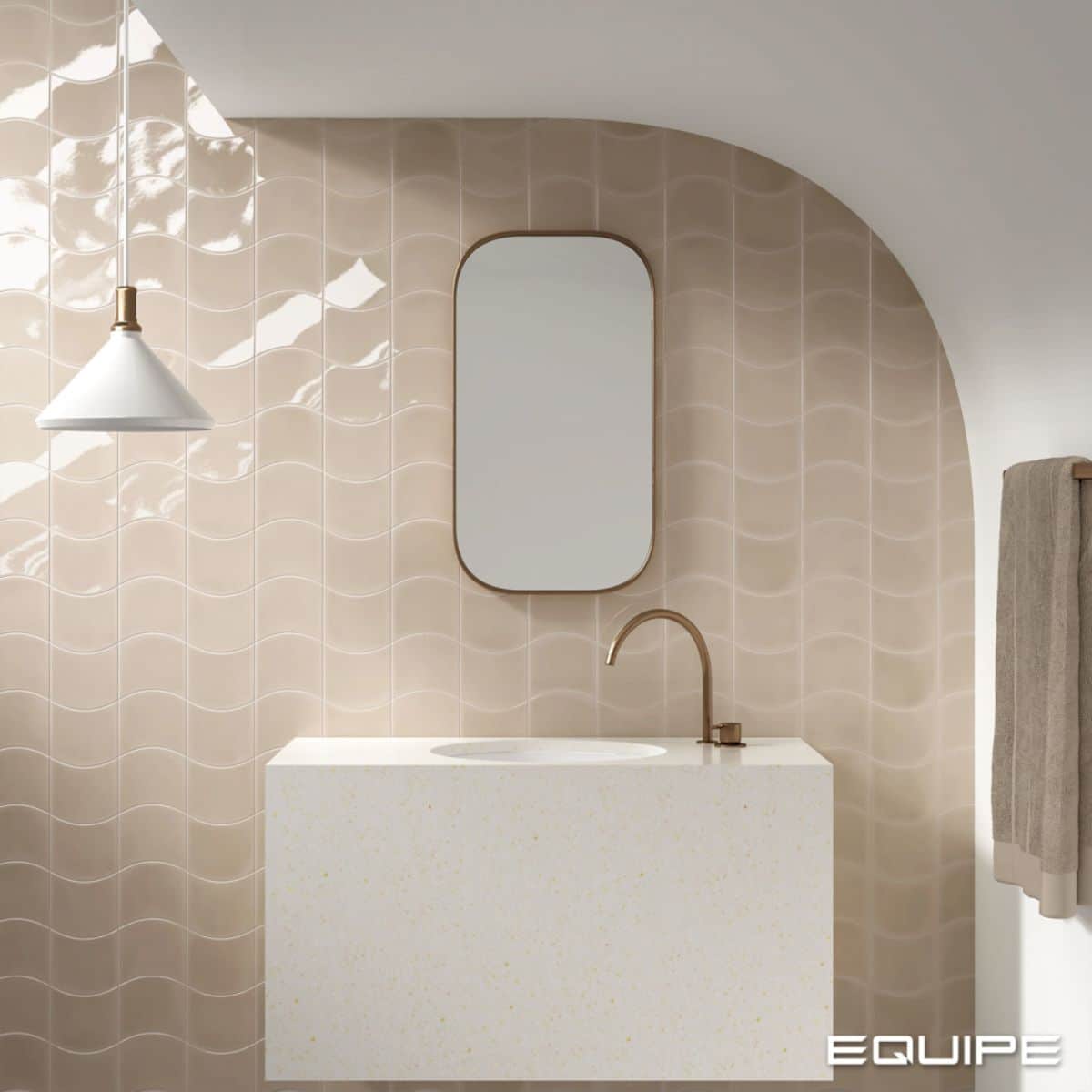 Minimalistisches Bad aus Equipe Wave Fliesen in der Farbe Old Cream, die zu einem halbhohen Fliesenspiegel mit einer gerundeten Abschlusslinie über dem Wandspiegel verlegt wurden