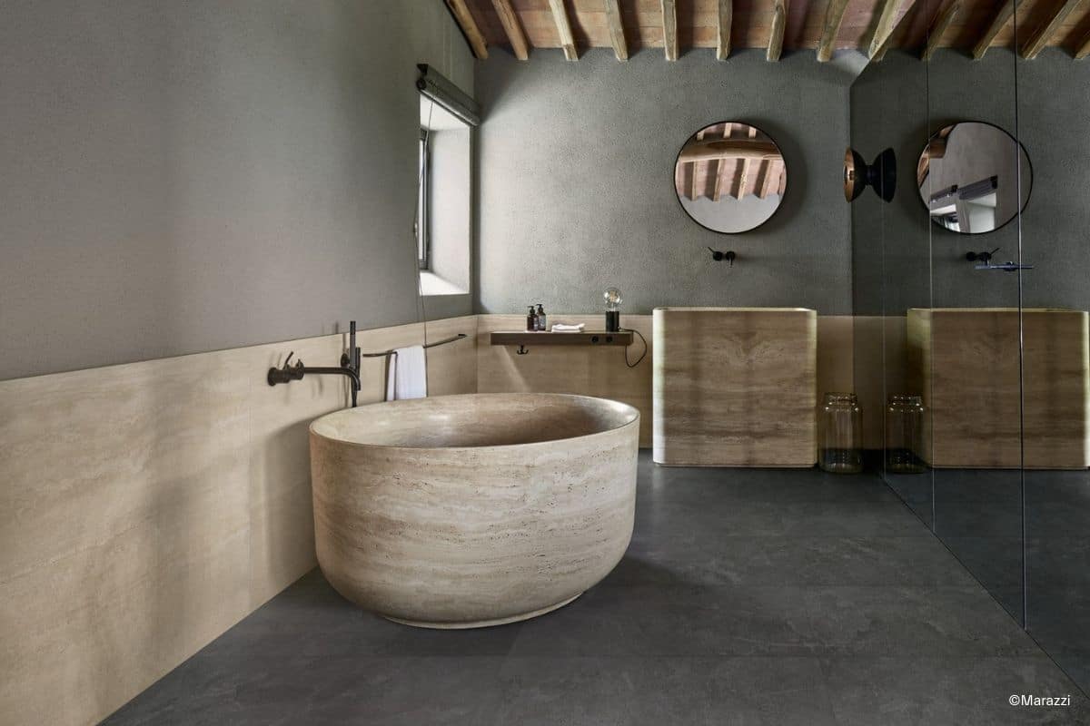 Badezimmer mit halbhohem Fliesenspiegel aus XXL-Fliesen in Natursteinoptik Mystone Pietra Ligure von Marazzi