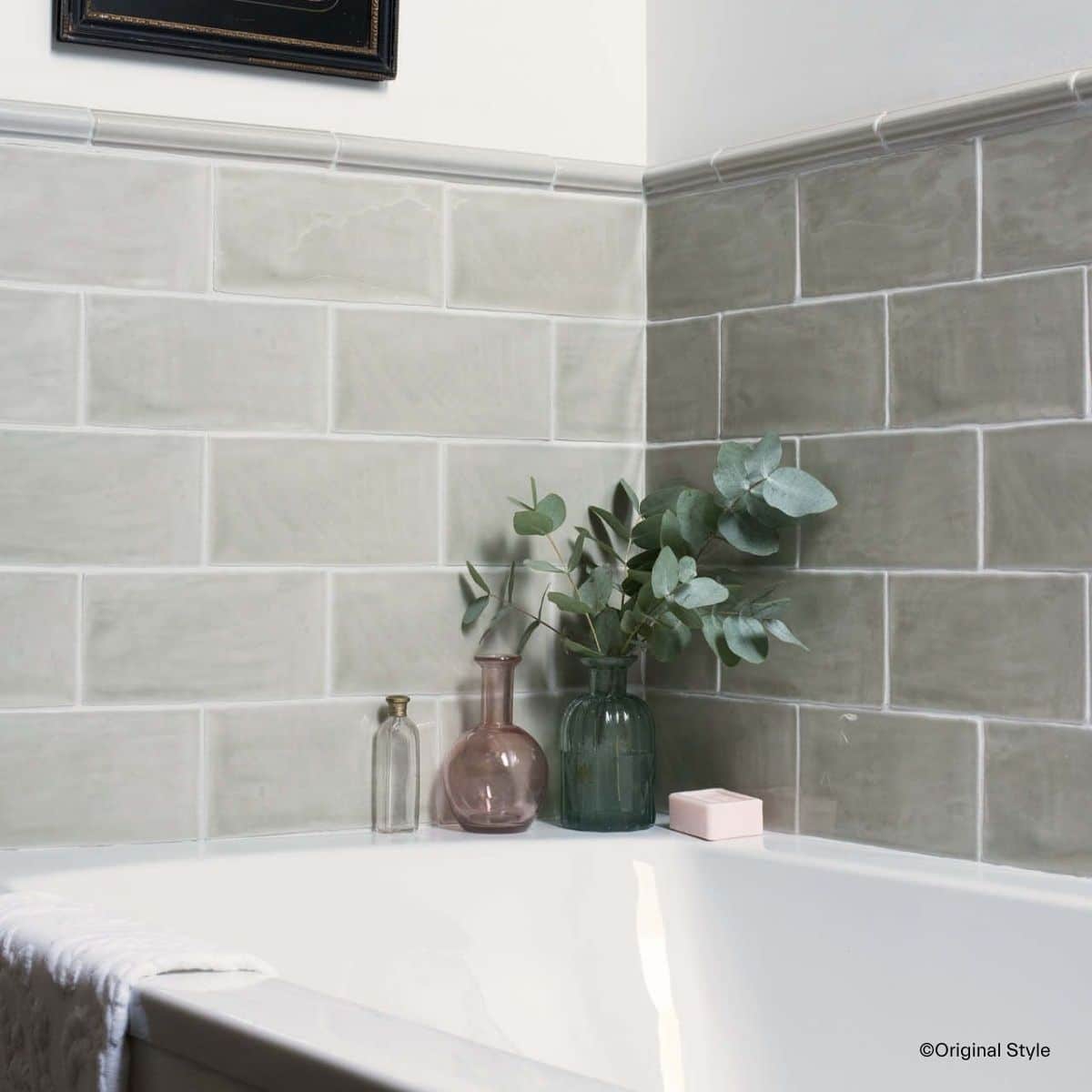 halbhoher Fliesenspiegel hinter Badewanne, gestaltet mit Original Style Cosmopolitan Ogee Moulding Fliesen in urbaner Maueroptik