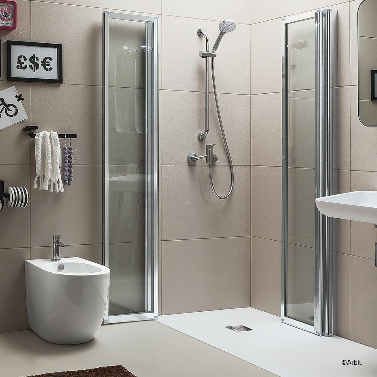 Arblu Time Duschkabine mit weggefalteten Duschtüren an einer ebenerdigen Dusche in einer Badezimmer-Ecke