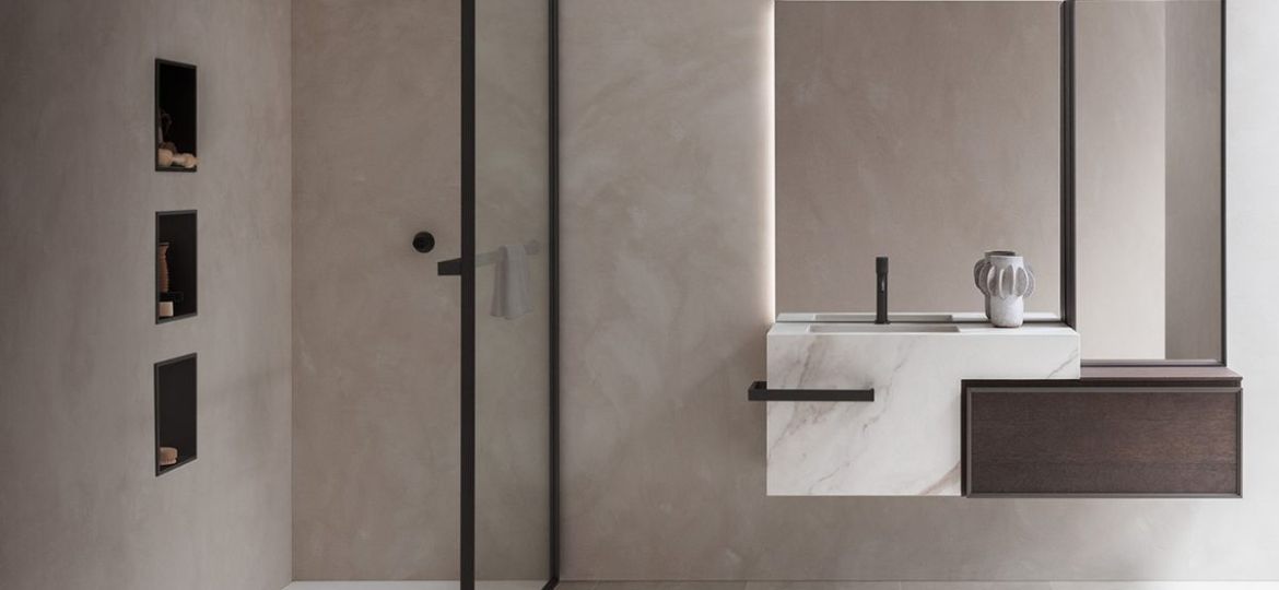 geräumige Walk-In-Dusche mit Glasabtrennung und Stütze bzw. Handtuchhalterung von Arblu in einem minimalistischen, trendig gestalteten Badezimmer
