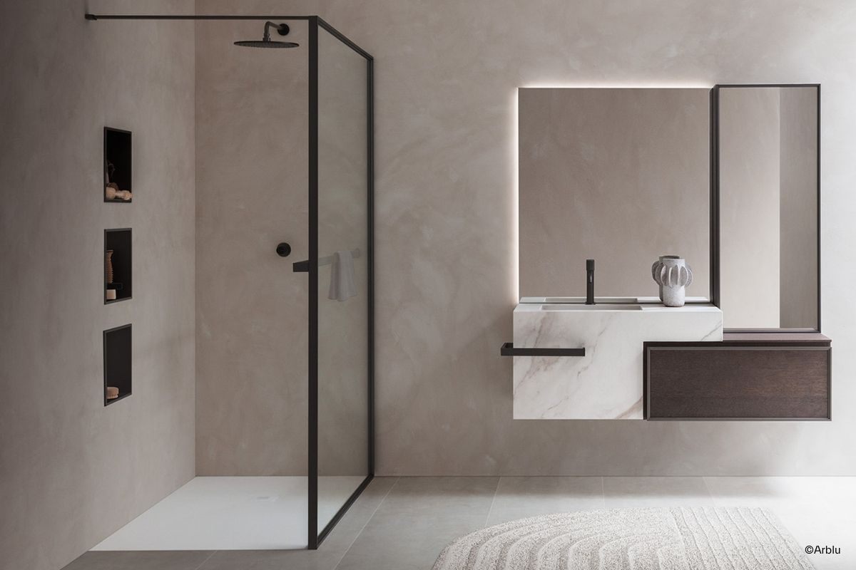 geräumige Walk-In-Dusche mit Glasabtrennung und Stütze bzw. Handtuchhalterung von Arblu in einem minimalistischen, trendig gestalteten Badezimmer