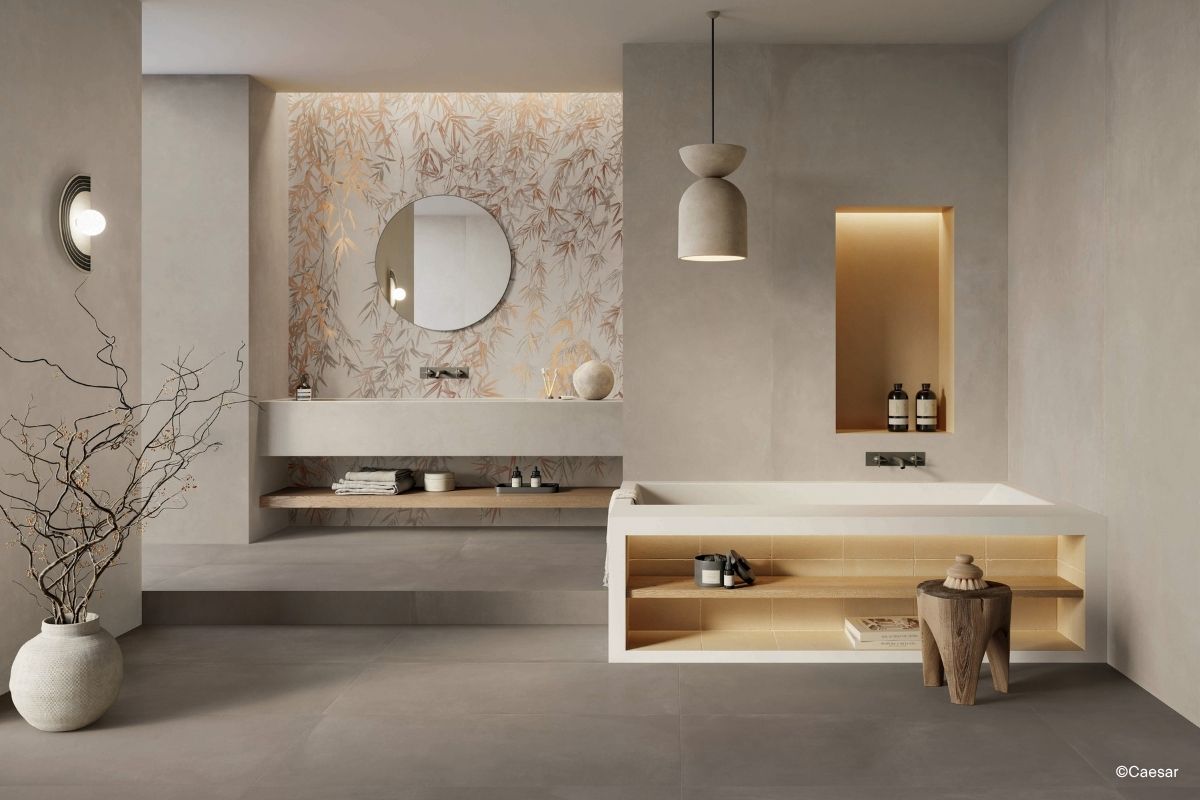 minimalistisches Badezimmer in beigen Tönen, an Boden und Wand großformatige Fliesen aus der Kollektion Prima von Caesar Ceramiche