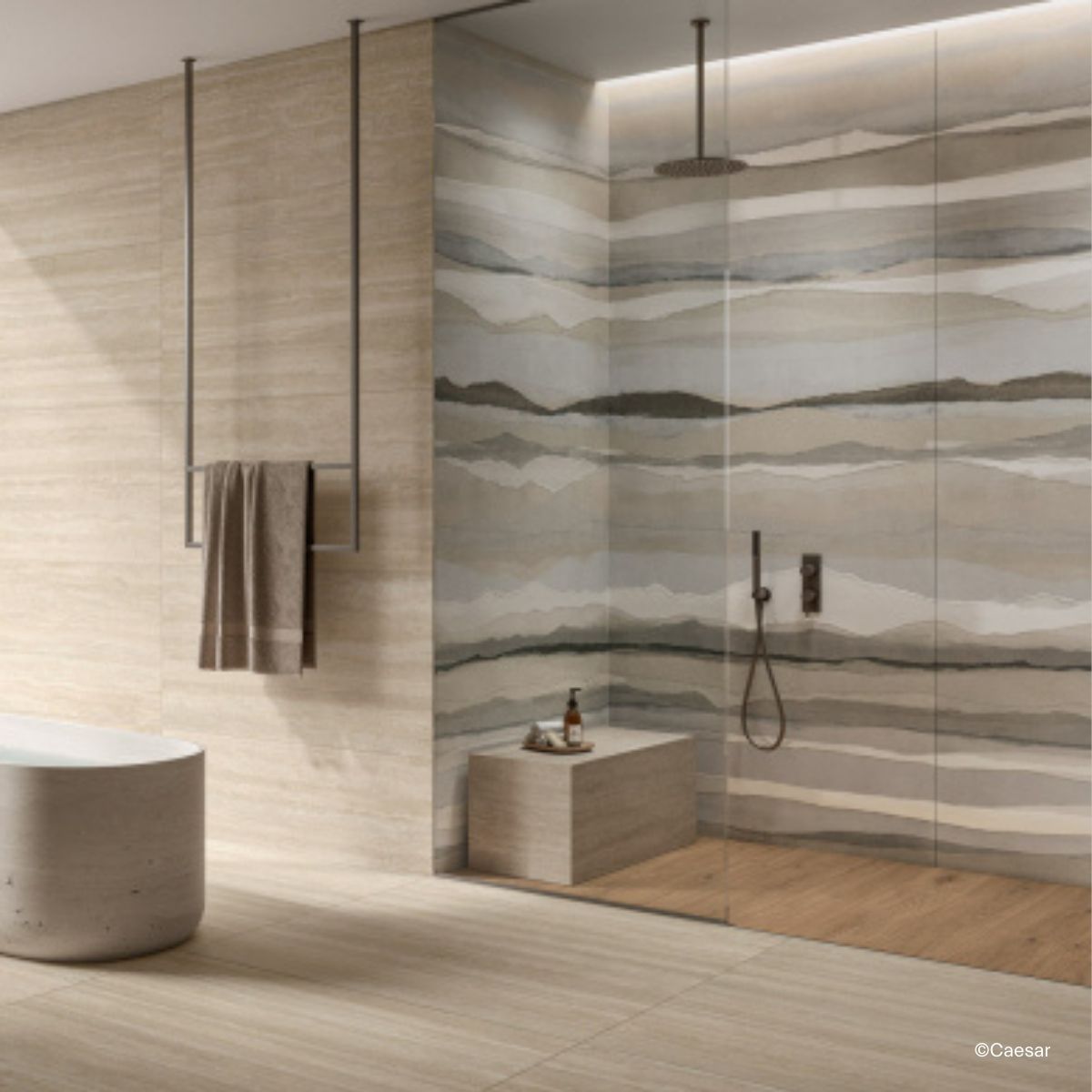 Badezimmer, gestaltet mit Caesar Iconica Fliesen, die interessante Farbverläufe in schlichten Farben zeigen sowie einer großen Nische mit offener Dusche