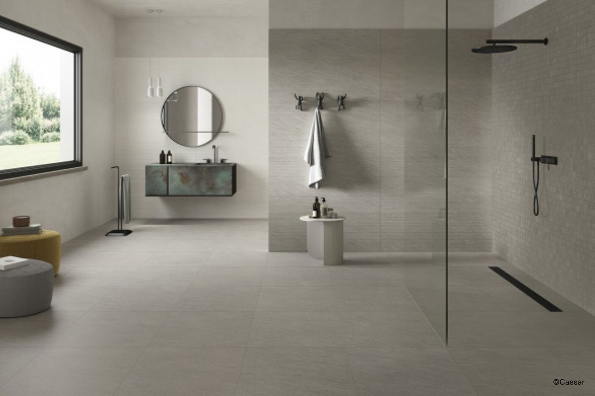 von zwei Seiten begehbare Dusche in einem Betonoptik-Bad, gefliest mit Fliesen der Kollektion Key Mood von Caesar Ceramiche