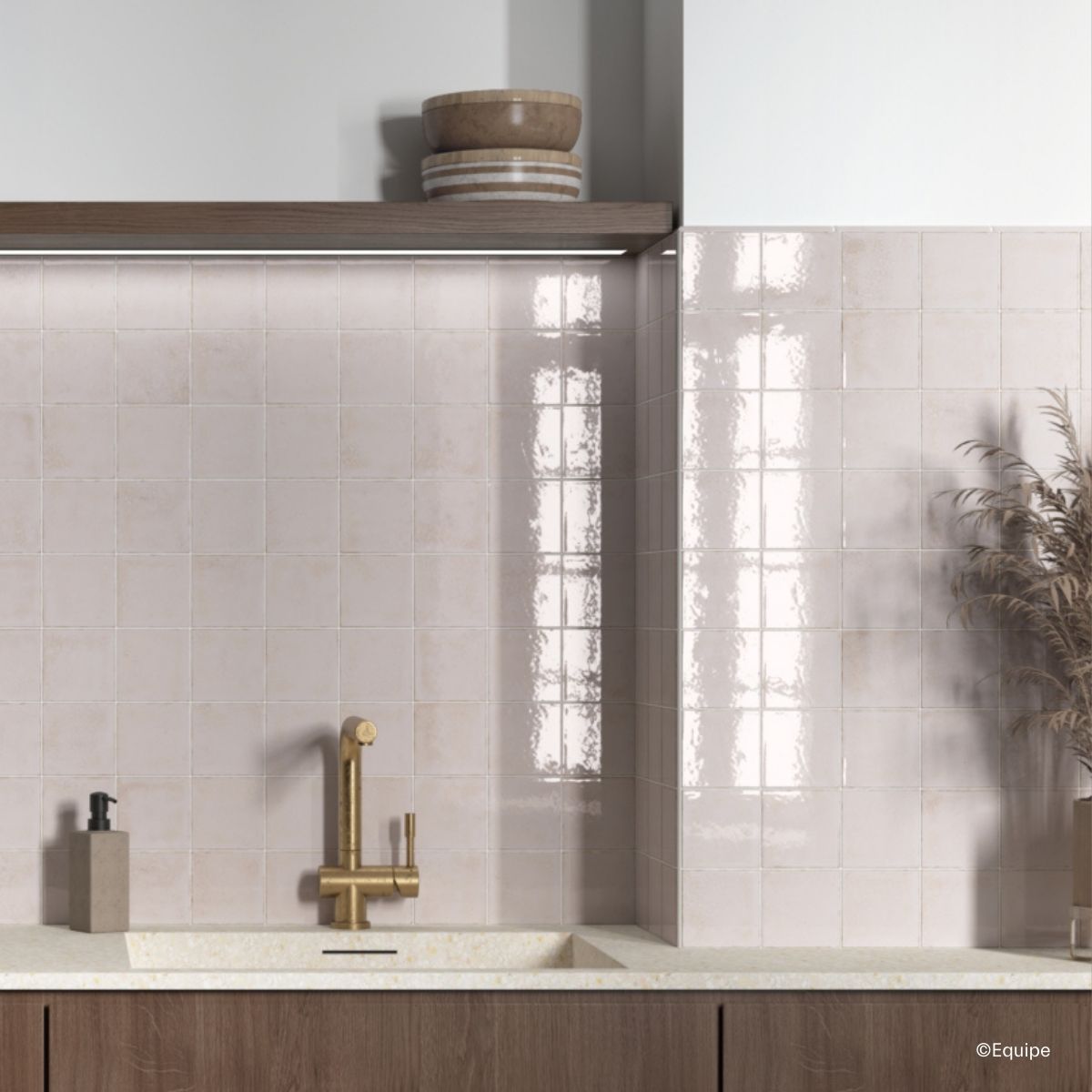 Spritzschutz über der Arbeitsfläche in einer Waschküche, gestaltet mit hellen quadratischen Fliesen der Serie Bohemian von Equipe