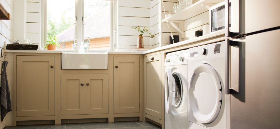 Blick in eine Waschküche mit Fliesen als Bodenbelag