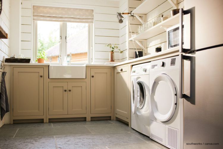 Blick in eine Waschküche mit Fliesen als Bodenbelag