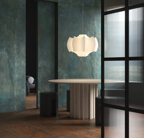 Metalloptik-Fliesen Theke Acciacio von Iris Ceramica in Rostoptik und mit grüner Patina auf Boden und Wand in einem Essbereich