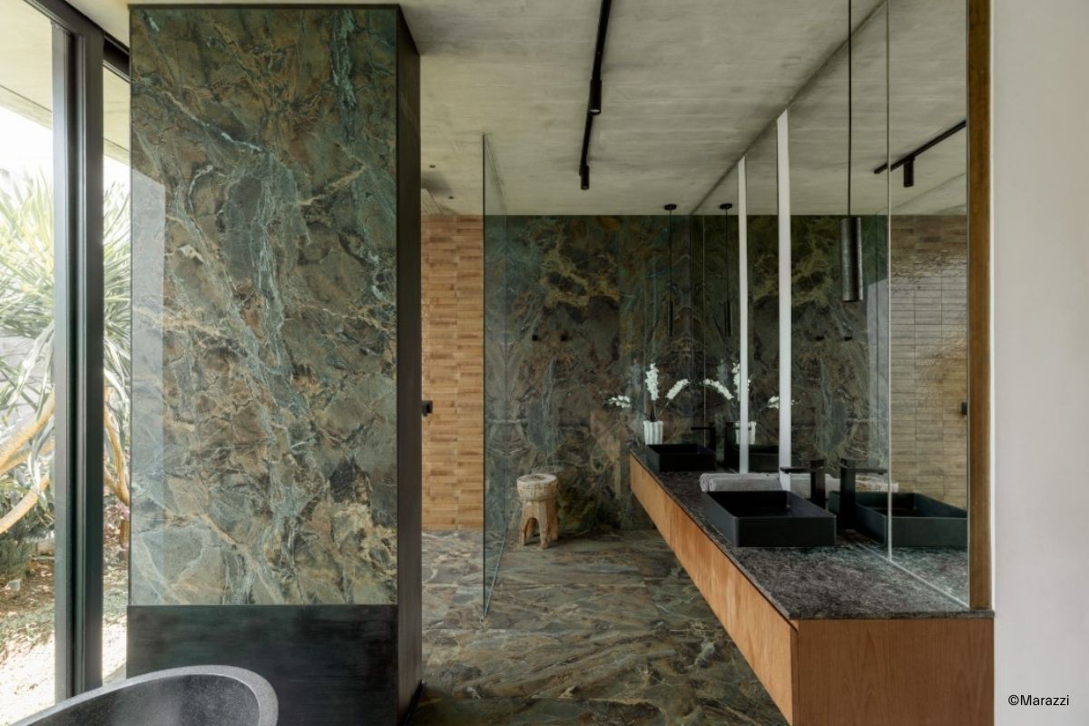 luxuriöses Badezimmer mit kaum Fugen, in dem die Wände und Böden mit XXL-Fliesen mit Marmoroptik aus der Kollektion Allmarble von Marazzi verkleidet sind