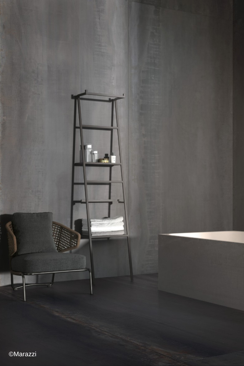 fugenlos aussehendes Badezimmer in dunkler Metalloptik, gestaltet mit XXL-Platten aus der Kollektion Grande Metal Look von Marazzi