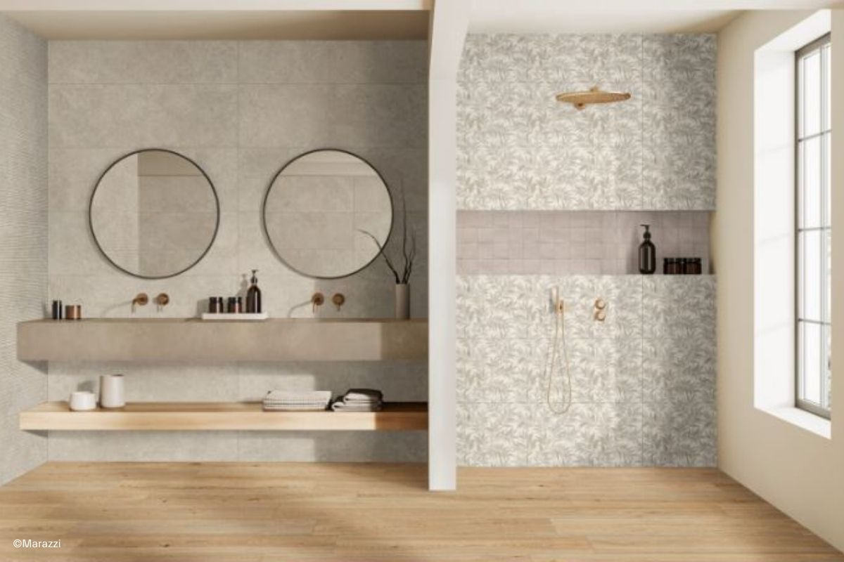 Offene Dusche ohne breite Trennwände, deren Rückwand mit den gemusterten Marazzi Limestone Wall Fliesen verziert ist, in einem modernen Badezimmer mit Holzoptik-Fliesen