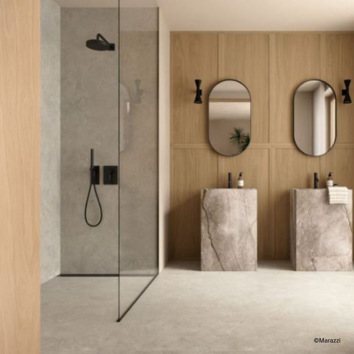 offene, ebenerdige Dusche und Waschtisch-Bereich gestaltet mit XXL-Fliesen in Natursteinoptik aus der Serie Mystone Tivoli von Marazzi