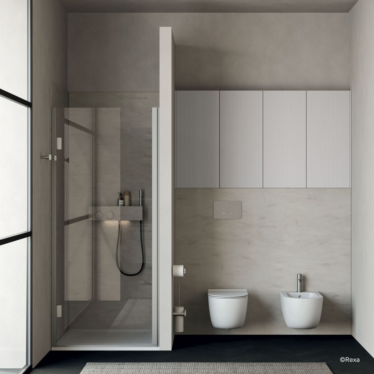 Badezimmer mit klassischer Dusche mit Duschkabine aus einer baulichen Trennwand und einer Glastür sowie niedriger Duschtasse von Rexa (Niche shower enclosure with hinged door)