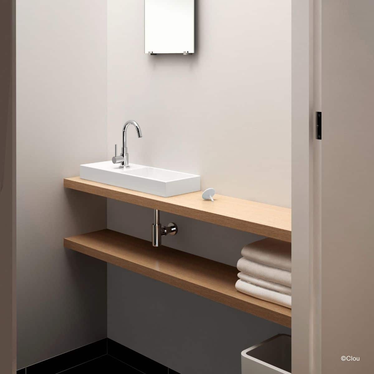 Simple, schmale Waschbecken auf Holzoptik in einem hellen Gäste-WC