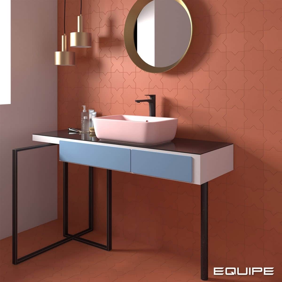 Buntes Badezimmer mit roten Wand und Bodenfliesen sowie einem bunten Waschbecken (Credit: Equipe - Porto Kollektion)