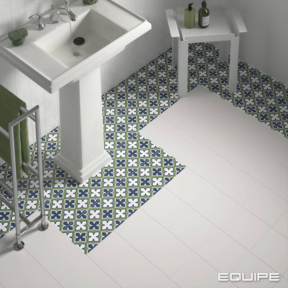 Vogelperspektive auf Vintage-Optik-Waschbecken inkl. zweigeteiltem Fliesenboden mit grauen Fliesen sowie ein schmaler Rand gemusterter Fliesen von Euipe Rivoli