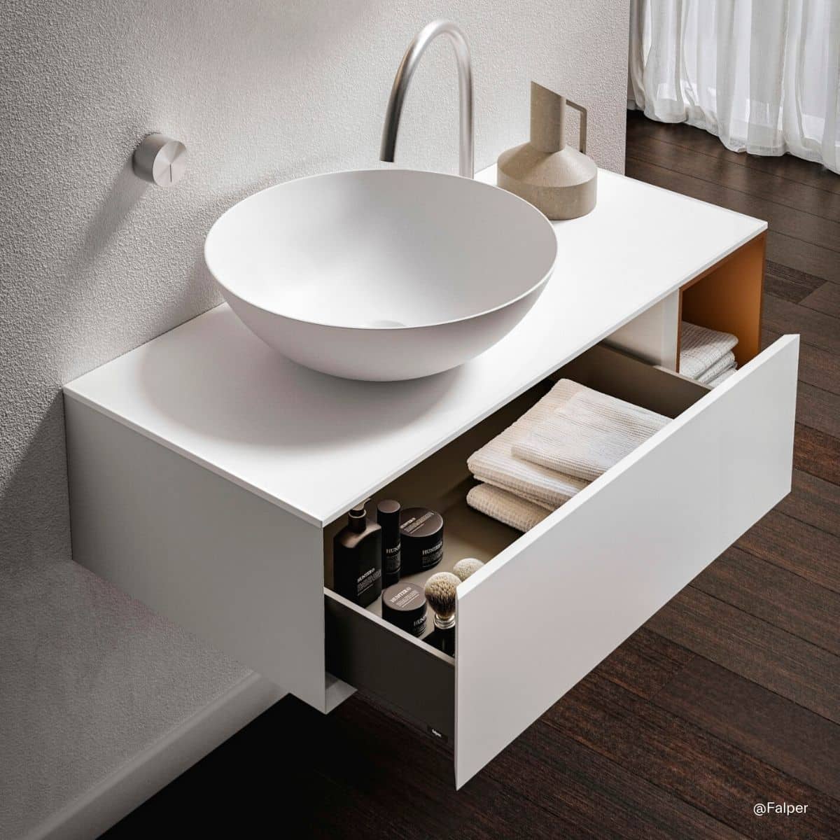 Minimaltischer, kleiner Waschtisch aus der Reihe Quattro.Zero von Falper in Weiß mit Aufsatzwaschbecken und viel Stauraum in der Schublade