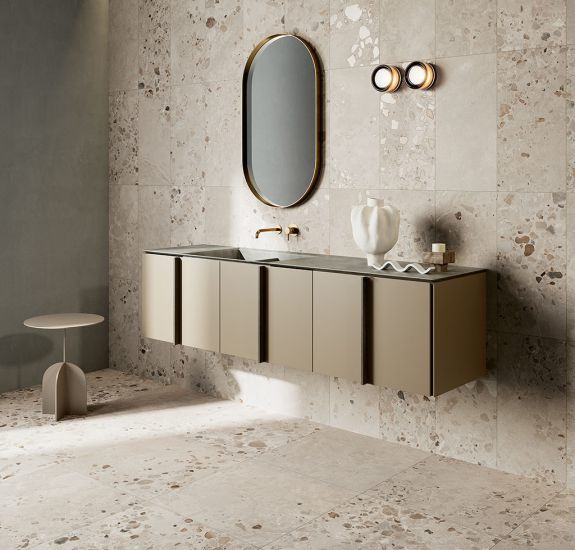 fioranese-icocci-siciliani-bad Badezimmer mit Wand- und Bodenverkleidung aus Natursteinoptik-Fliesen der Kollektion I Cocci Siciliani von Fioranese