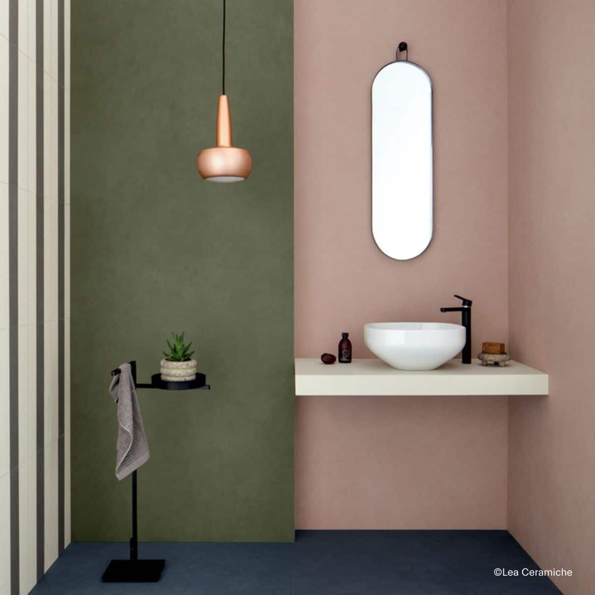 Kleines Gäste-WC mit zwei Wandfarben : links (Typ) und rechts (Frau) (Credit: Lea Ceramiche - Pigmenti)