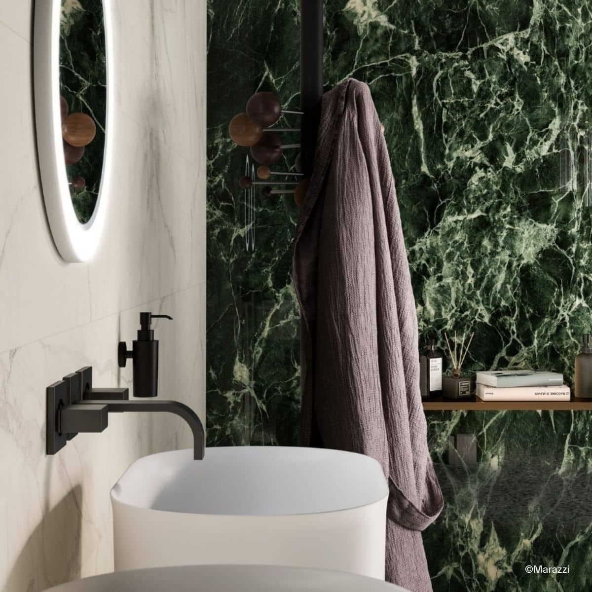 Waschbereich mit dramatisch grünen Fliesen aus der Marazzi Kolllektion Marble Look