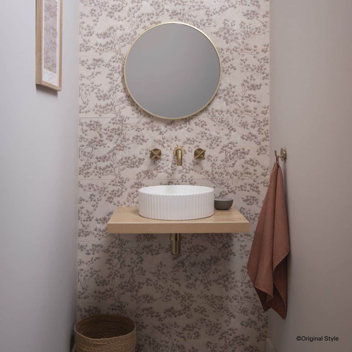 Waschbereich im Vintage-Look mit Akzentwand mit Muster-Fliesen in hellen Farben