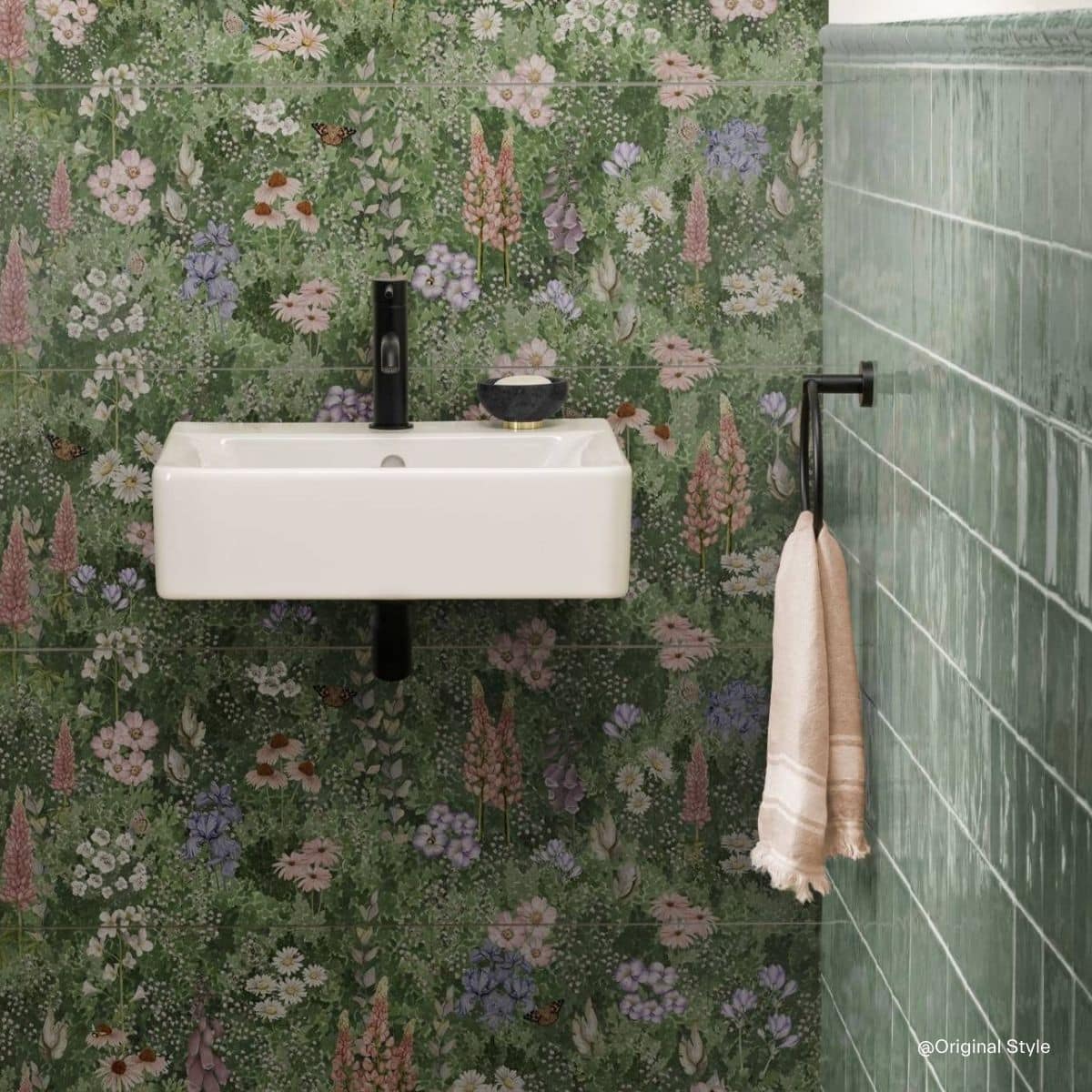Blick auf ein Mini-Waschbecken in einem kleinen Gäste-WC mit geblümten Motivfliesen von Original Style (Serie "English Garden") als Spritzschutz im Hintergrund